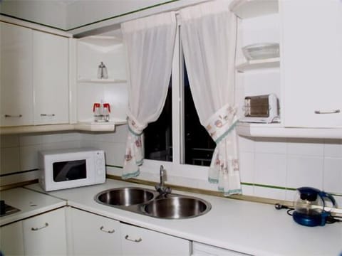 Studio, 1 Bedroom | Private kitchen | Fridge, microwave, stovetop, cookware/dishes/utensils