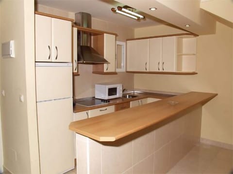 Apartment, 1 Bedroom | Private kitchen | Fridge, microwave, stovetop, cookware/dishes/utensils