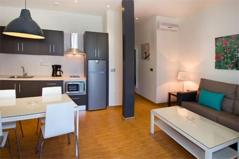 Apartment, 1 Bedroom | Private kitchen | Fridge, microwave, stovetop, cookware/dishes/utensils