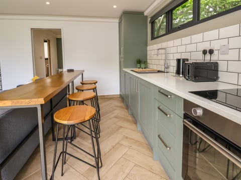 Cottage | Private kitchen | Fridge, dishwasher, electric kettle, toaster