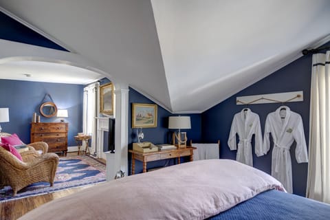 Premium Suite | Egyptian cotton sheets, premium bedding, down comforters, pillowtop beds