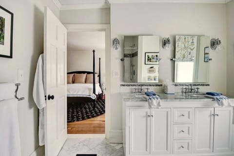 Luxury Suite | Bathroom | Shower, rainfall showerhead, designer toiletries, hair dryer