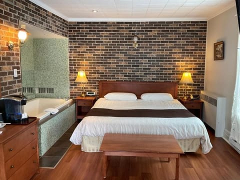 Room, 1 King Bed | In-room safe, desk, free WiFi, bed sheets