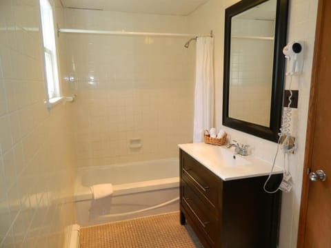 Standard Room, 1 Queen Bed | Bathroom | Free toiletries, hair dryer, towels