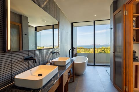 Horizon Ocean King | Bathroom | Separate tub and shower, deep soaking tub, rainfall showerhead