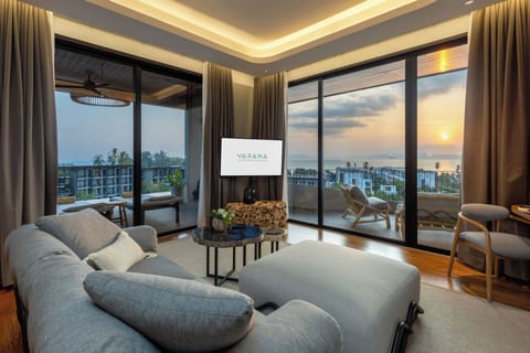 Presidential Suite | Living room | 55-inch Smart TV with digital channels, TV