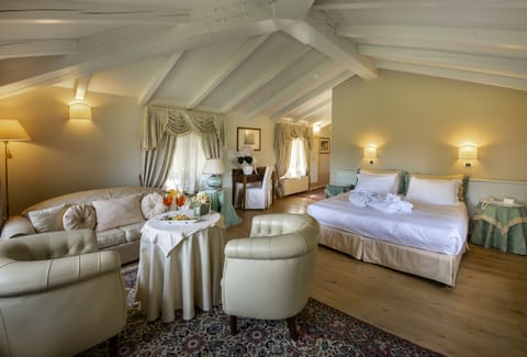 Junior Suite | Down comforters, in-room safe, desk, blackout drapes