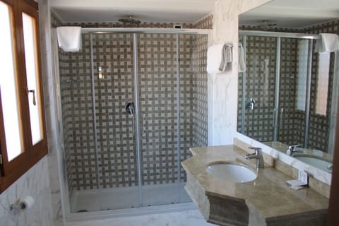 Combined shower/tub, free toiletries, hair dryer, bidet