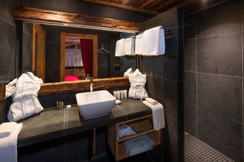 Suite des Ours | Bathroom | Separate tub and shower, jetted tub, designer toiletries, hair dryer