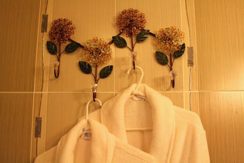Tiffany suite | Bathroom | Free toiletries, hair dryer, bathrobes, towels