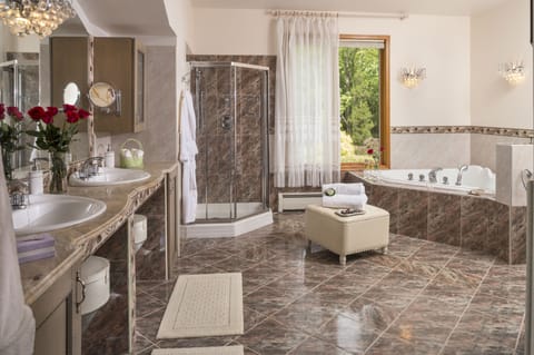 Luxury Room, 1 King Bed, Jetted Tub, Garden View | Bathroom | Free toiletries, hair dryer, bathrobes, towels