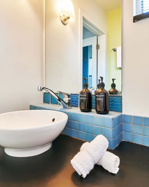 Standard Queen | Bathroom | Combined shower/tub, designer toiletries, hair dryer, towels