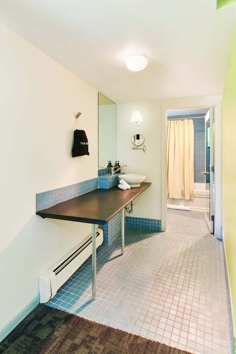 Standard Double Queen | Bathroom | Combined shower/tub, designer toiletries, hair dryer, towels