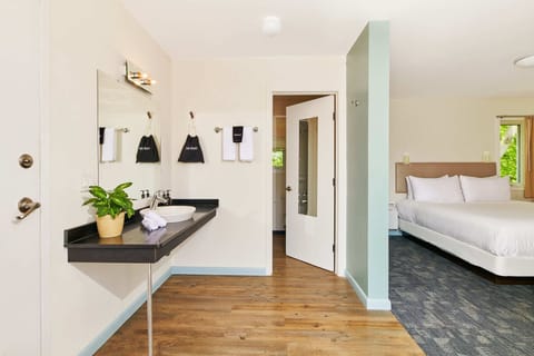 Deluxe King | Bathroom | Combined shower/tub, designer toiletries, hair dryer, towels