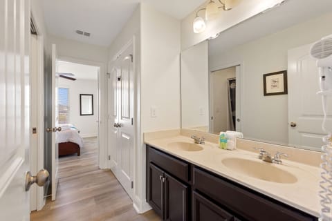 Villa, 6 Bedrooms | Bathroom | Towels, shampoo