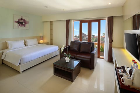 Deluxe Room | Minibar, in-room safe, desk, rollaway beds