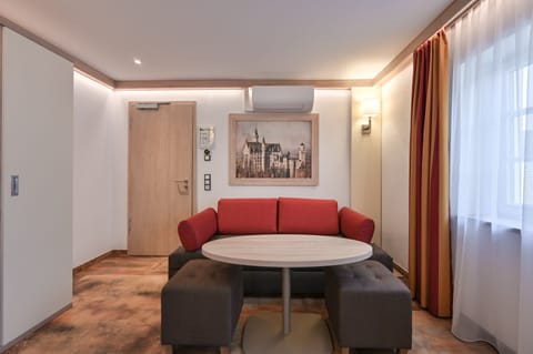 Deluxe Quadruple Room | In-room safe, individually furnished, desk, free WiFi