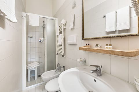 Luxury Double or Twin Room, Canal View | Bathroom | Shower, free toiletries, hair dryer, bidet