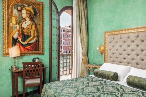 Luxury Double or Twin Room, Canal View | Minibar, in-room safe, desk, soundproofing