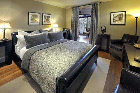 Premium Room, 1 Queen Bed | Premium bedding, pillowtop beds, in-room safe, individually decorated