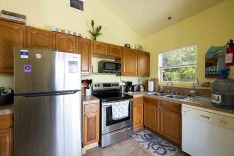 House, 2 Bedrooms | Private kitchen | Fridge, coffee/tea maker, toaster