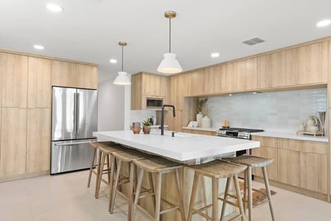 Gorgeous kitchen island that doubles as a breakfast bar, seats 4. Relax with a beverage and chat while preparing meals