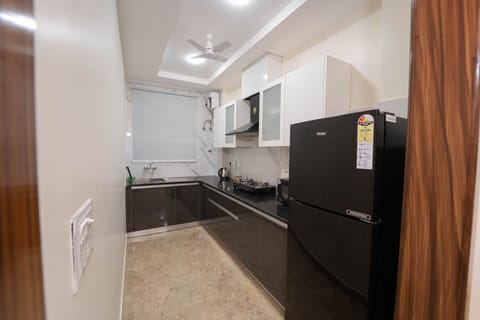 Comfort Apartment | Private kitchen | Fridge, microwave, cookware/dishes/utensils, freezer