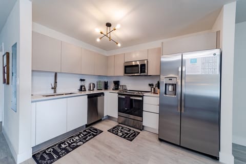 Deluxe Apartment | Private kitchen | Full-size fridge, microwave, oven, stovetop