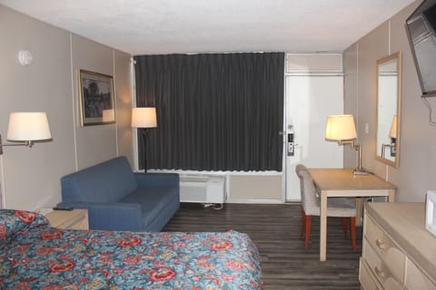 Room, 1 King Bed | Desk, free WiFi, bed sheets