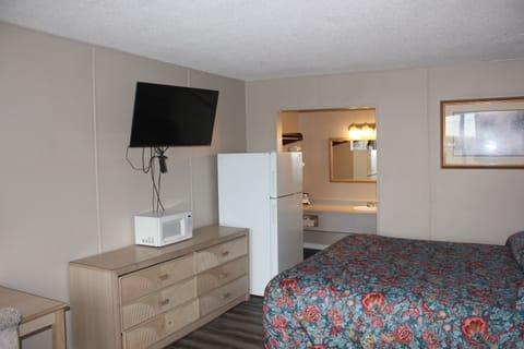 Room, 1 King Bed | Desk, free WiFi, bed sheets