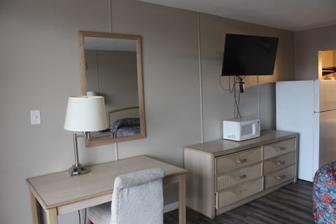 Room, 1 King Bed | Desk, free WiFi, bed sheets