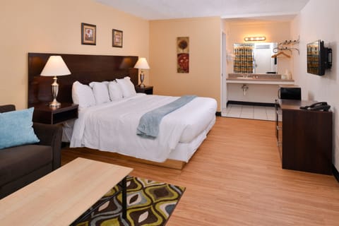 Deluxe Room, 1 King Bed | Blackout drapes, free WiFi