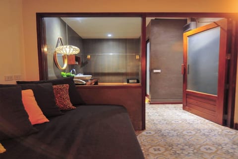 Deluxe Room | In-room safe, desk, free WiFi, bed sheets