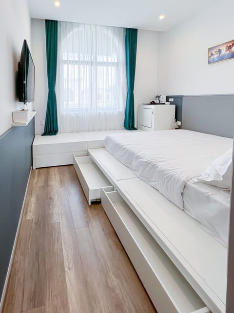 Executive Room | Individually furnished, iron/ironing board, free WiFi, bed sheets