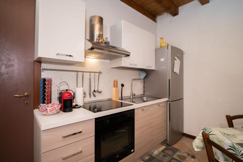 Basic Apartment | Private kitchen | Full-size fridge, oven, stovetop, coffee/tea maker