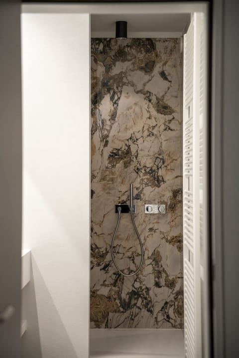 Standard Quadruple Room | Bathroom shower