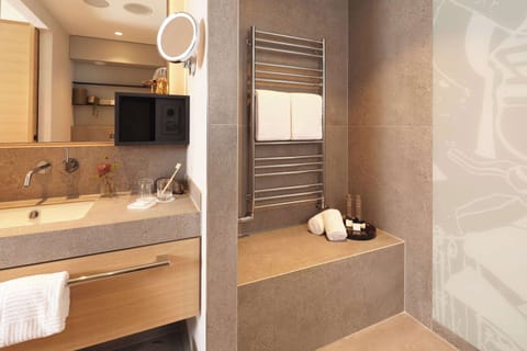 Deluxe Room | Bathroom | Rainfall showerhead, eco-friendly toiletries, hair dryer, towels