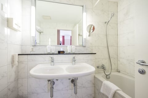 Quadruple Room | Bathroom | Free toiletries, hair dryer, towels, soap