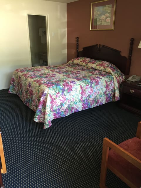Standard Room, 1 King Bed, Smoking | Desk, iron/ironing board, free WiFi
