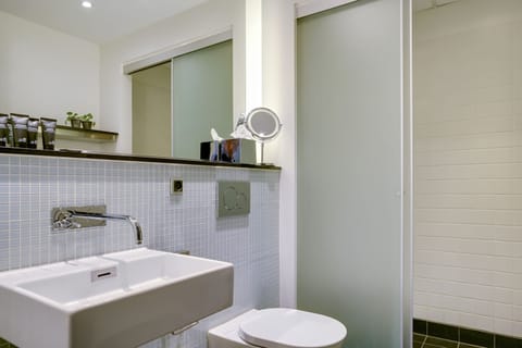 Business Room | Bathroom | Shower, hair dryer, towels