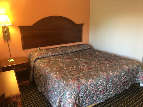 Non-Smoking Room, 1 King Bed | Desk, free WiFi, bed sheets