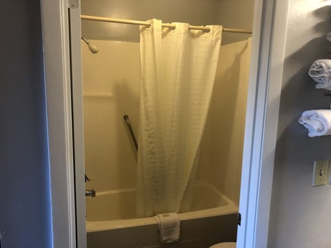 Non-Smoking Room, 1 King Bed | Bathroom | Combined shower/tub, towels
