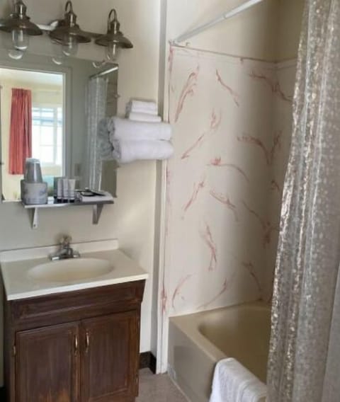 Basic Single Room | Bathroom | Free toiletries, hair dryer