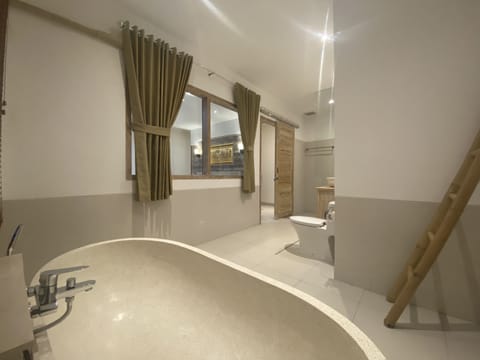 Superior Room | Bathroom | Separate tub and shower, hair dryer, bathrobes, slippers