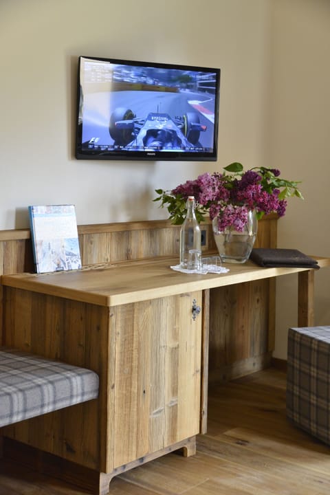 Doppelzimmer Deluxe Rosshütte | Living area | TV