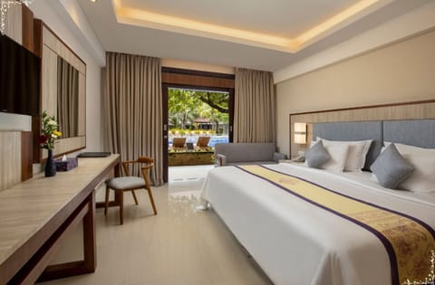 Grand Deluxe Pool Side | Minibar, in-room safe, desk, iron/ironing board