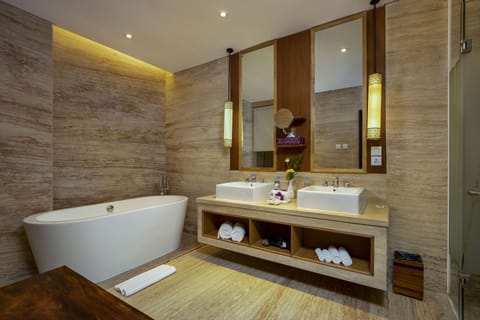 Executive Suite | Bathroom | Free toiletries, hair dryer, slippers, bidet