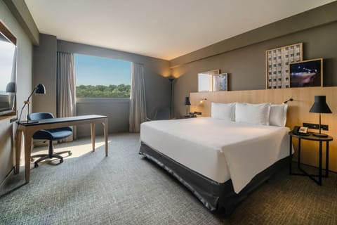 Deluxe Room, 1 King Bed (Luxury) | Minibar, in-room safe, desk, blackout drapes