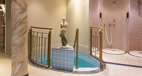 Couples treatment rooms, sauna, hot tub, steam room, body treatments