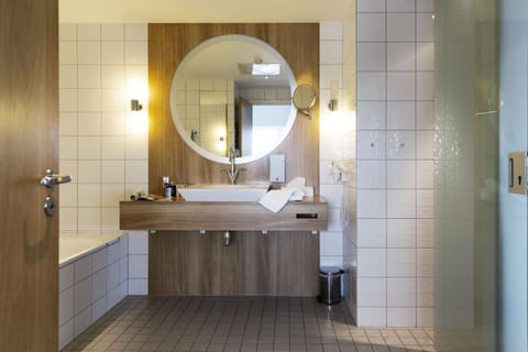 Junior Suite | Bathroom | Free toiletries, hair dryer, towels, soap